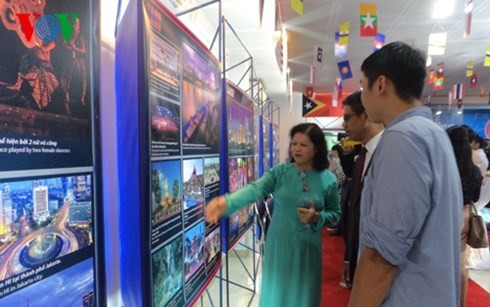 Exhibit “ASEAN – 48 years of peace and development” opens - ảnh 1